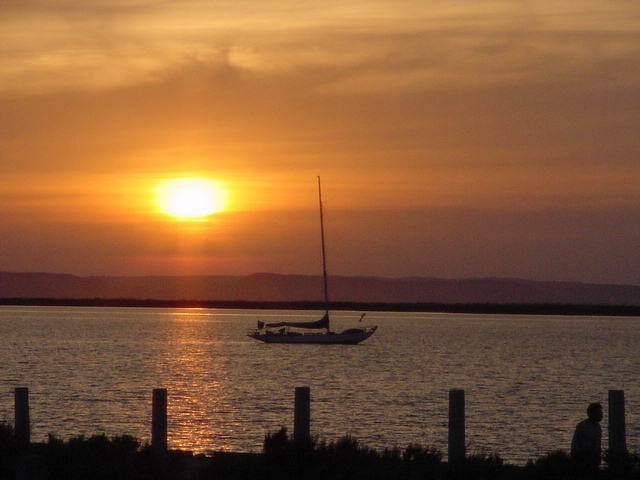 la paz boat sunset.JPG - 45kB