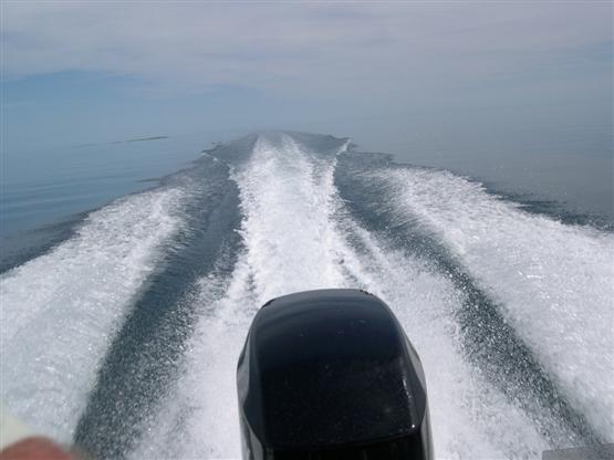 -1 a boat wake.jpg - 31kB