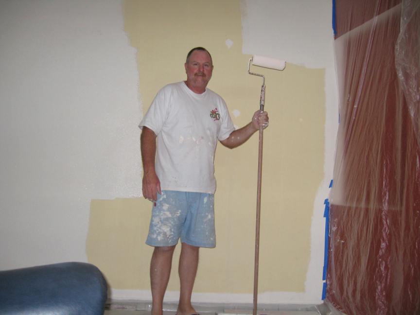 Steve_painting_living_room___Dec18_2007.JPG - 38kB