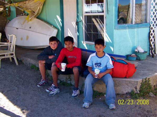 San Roque Surfers.jpg - 47kB