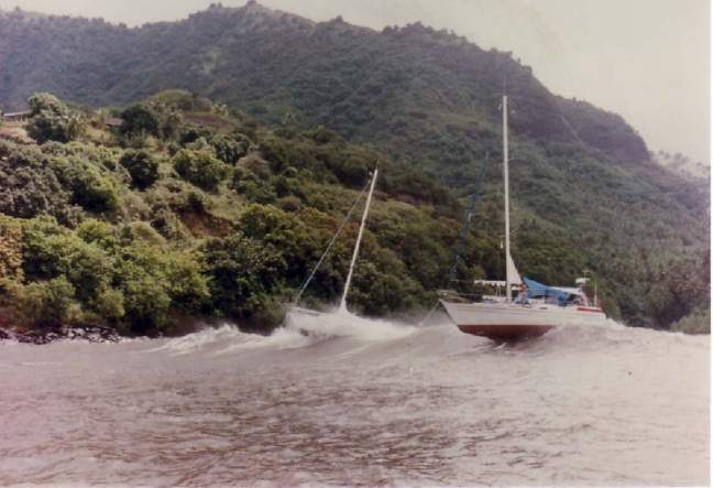 Swells_in_harbor_on_Hiva_Oa_-_April_1989.JPG - 38kB