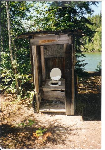 TOILET - kississing lake, sask-man..jpg - 48kB