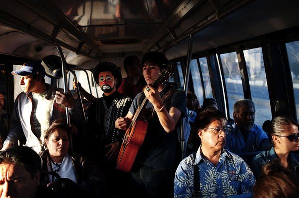 clown-guitarist-bus-tijuana-surreal.jpg - 48kB