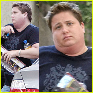 chaz-bono-plays-with-paparazzi.jpg - 30kB