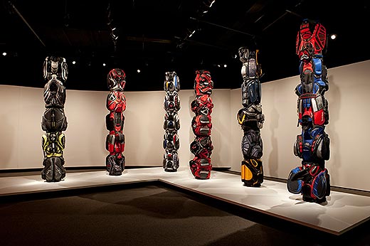 Multiple-totem-poles-Brian-Jungen-9.jpg - 41kB