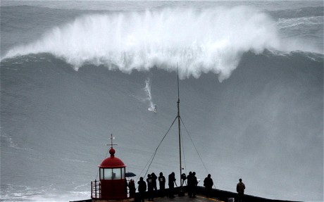 100ft wave hits Portugal coast.jpg - 26kB