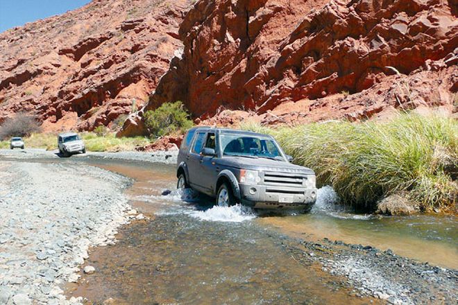 129-0807-02-z+land-rover-discovery-argentina+river-crossing.jpg - 96kB