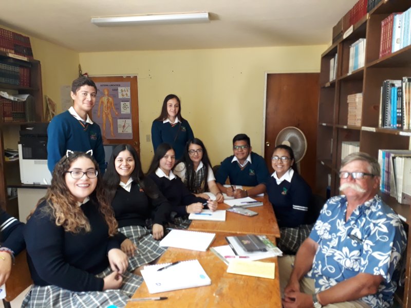 rsz_mike_at_prepa_with_students.jpg - 144kB