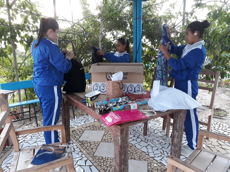 girls_wrapping_.jpg - 182kB