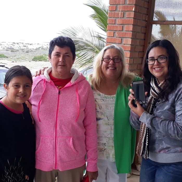 martha-and-her-new-cell-phone.jpg - 124kB