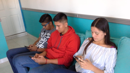 kids-on-cellphone.jpg - 130kB