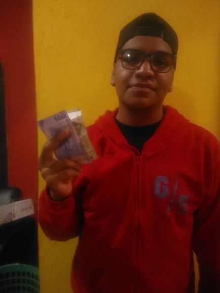 Rogelio 2019 bus ticket cash in handA.jpg - 20kB