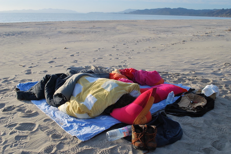 bed at beach copy 2.jpg - 135kB