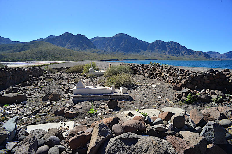 beach cemetery San Evaristo 800.jpg - 153kB