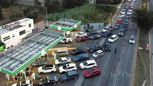 Long Lines - Tijuana for fuel.jpg - 127kB