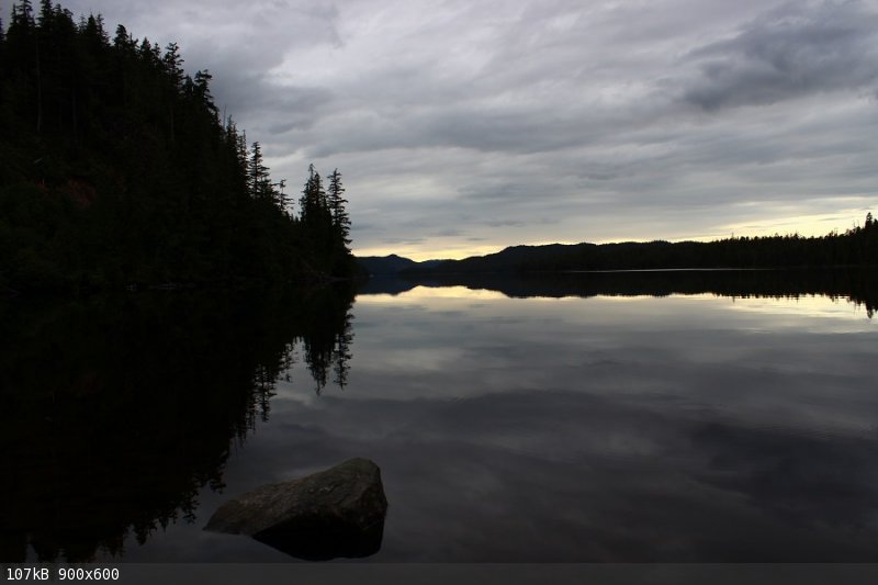 Lake North tip Vancouver Island, BC.jpg - 107kB