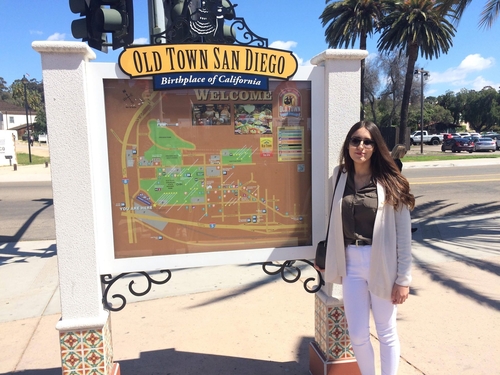 karla-by-old-town-sign.jpg - 169kB