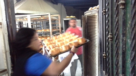 bread on tray a.jpg - 128kB