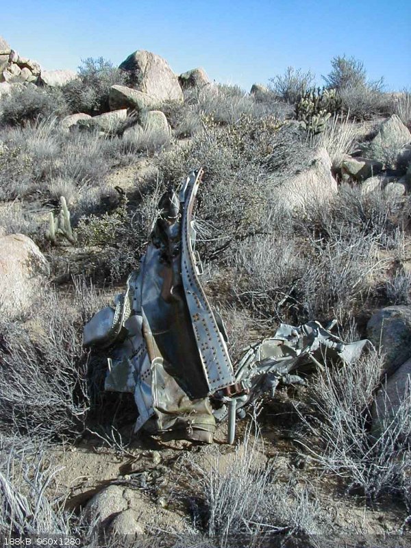 Baja Plane wreckage 2.jpg - 188kB