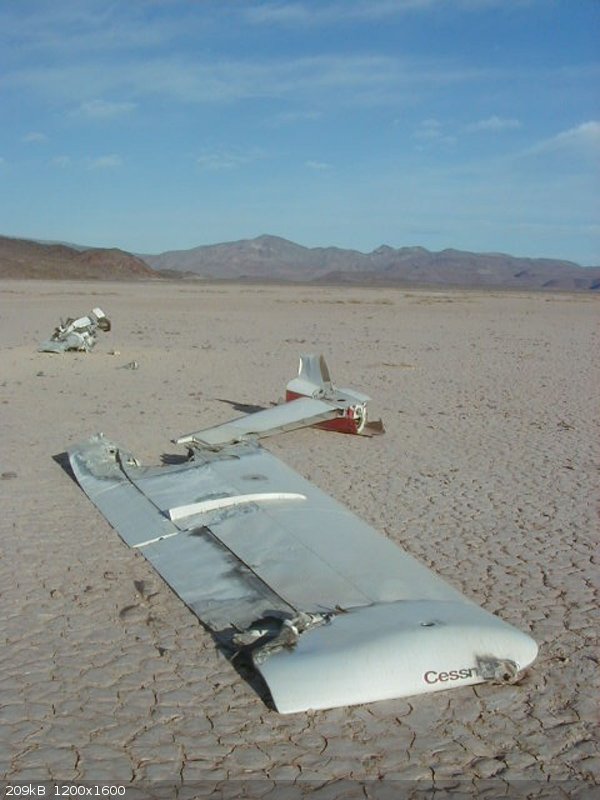 BOLA Dry Lake beds Plane wreck.jpg - 209kB
