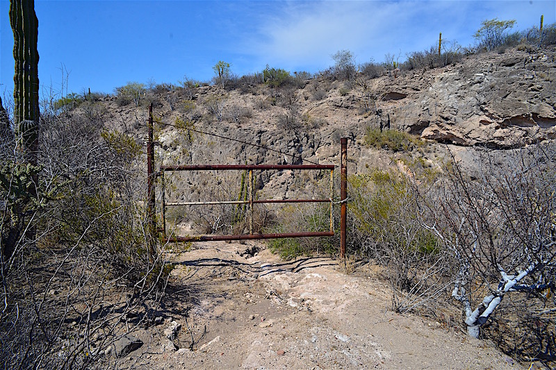 canyon gate Moreno grave 800.jpg - 288kB