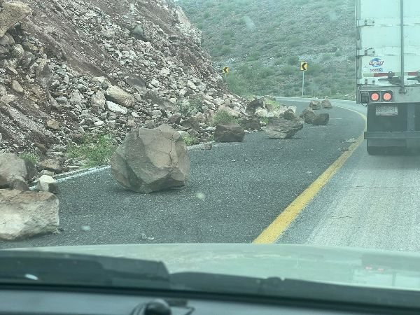 road rocks.jpg - 287kB